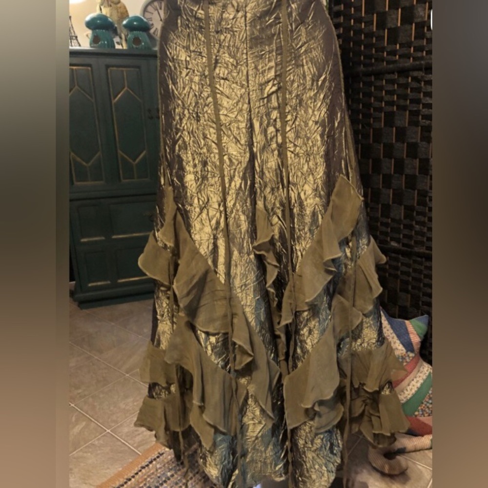 Cartise Olive Green Ruffled Maxi Skirt
BNWT
Size 10